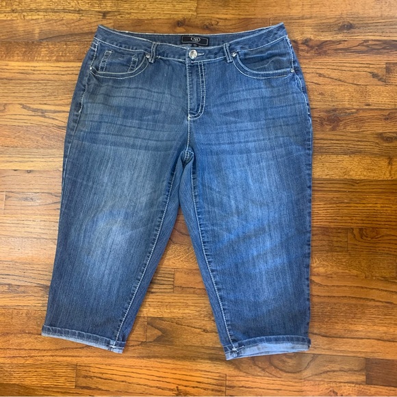 Cato Capri Knee Length Stonewashed Blue Jeans 
18W
Embellished Pocket
Length 31” - Picture 4 of 16